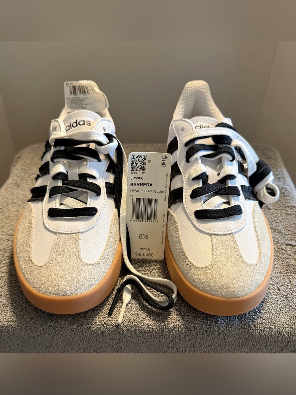 NWT Synthetic & Mesh Size 8.5 Adidas Barreda Sneakers